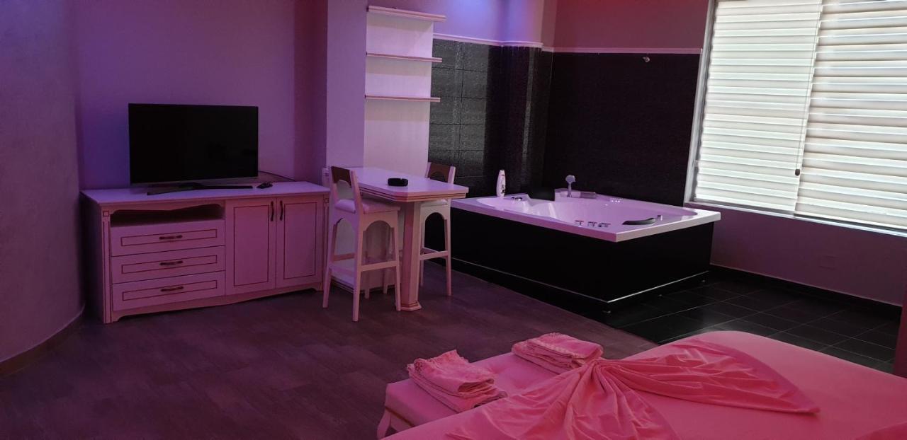 Hotel Kresko Lushnjë Buitenkant foto